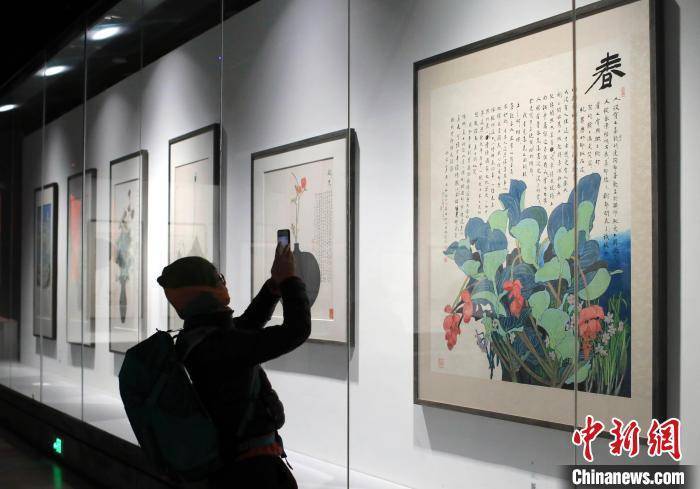 皇冠代理如何注册_四川成都:“如此漫长·如此浓郁——黄永玉新作展”吸引参观者