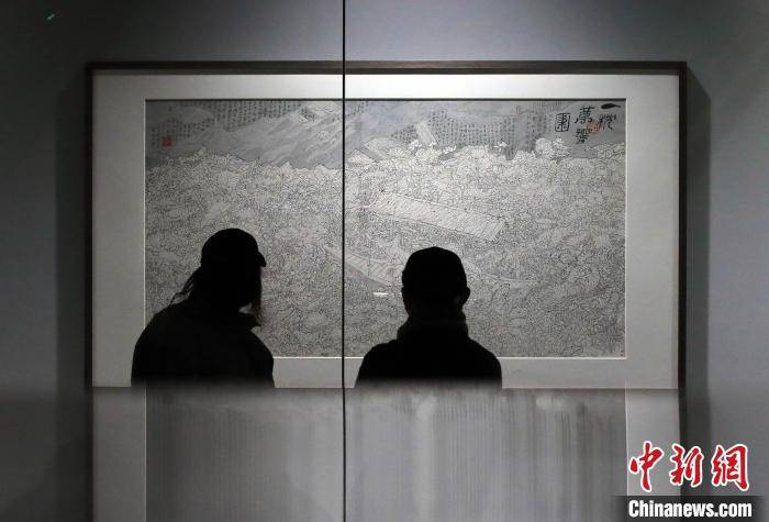 皇冠代理如何注册_四川成都:“如此漫长·如此浓郁——黄永玉新作展”吸引参观者