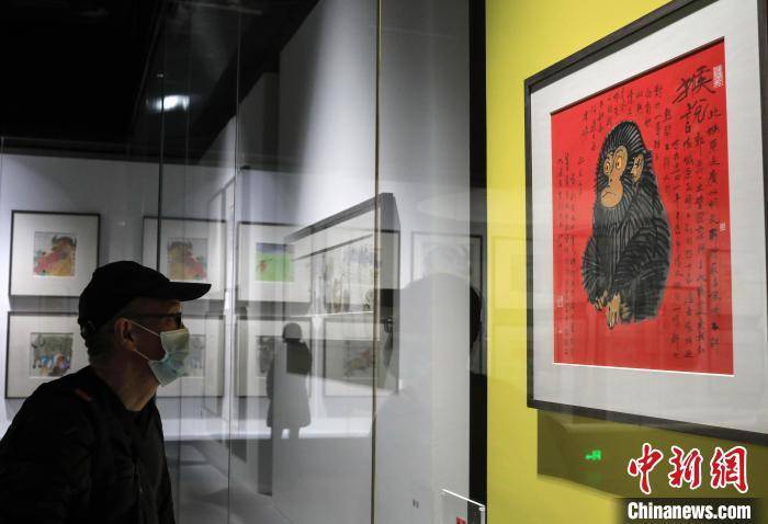 皇冠代理如何注册_四川成都:“如此漫长·如此浓郁——黄永玉新作展”吸引参观者