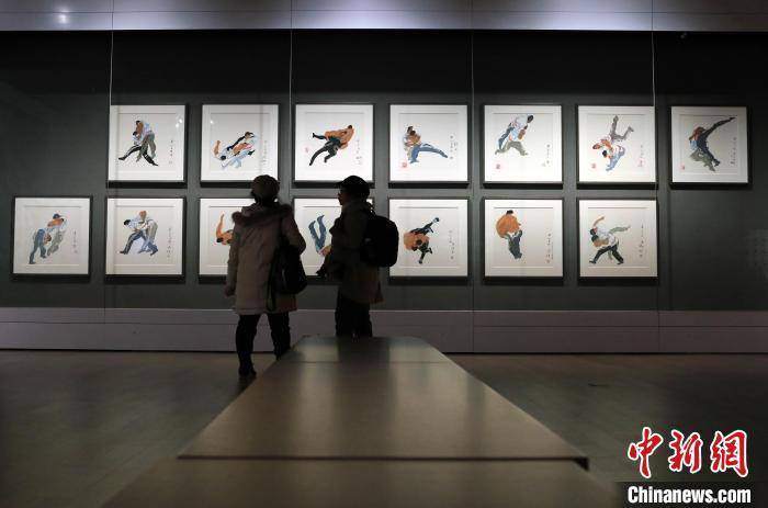 皇冠代理如何注册_四川成都:“如此漫长·如此浓郁——黄永玉新作展”吸引参观者