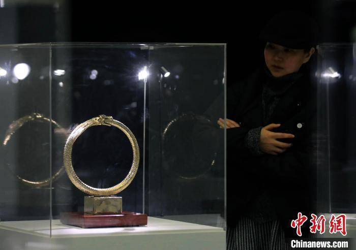 皇冠代理如何注册_四川成都:“如此漫长·如此浓郁——黄永玉新作展”吸引参观者