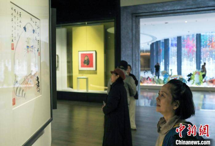 皇冠代理如何注册_四川成都:“如此漫长·如此浓郁——黄永玉新作展”吸引参观者