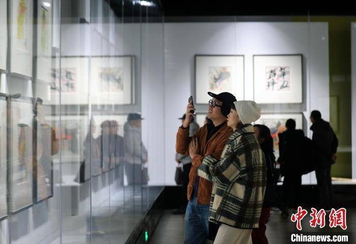 皇冠代理如何注册_四川成都:“如此漫长·如此浓郁——黄永玉新作展”吸引参观者