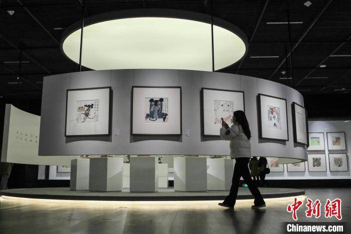 皇冠代理如何注册_四川成都:“如此漫长·如此浓郁——黄永玉新作展”吸引参观者