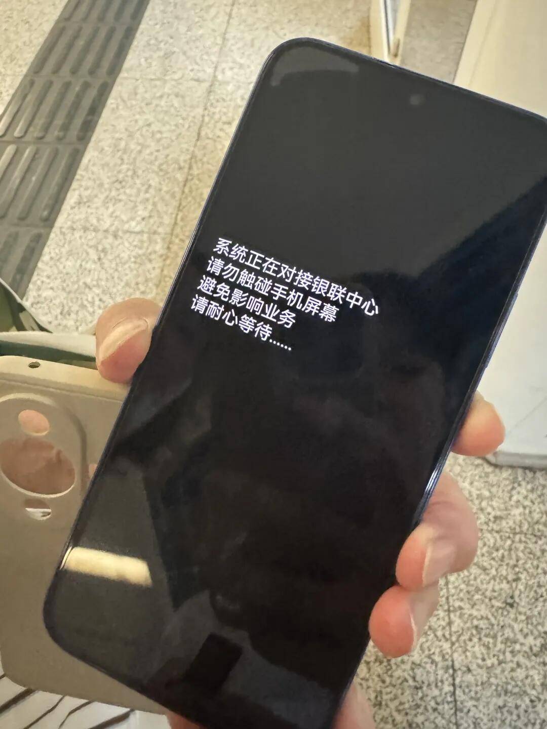 巴西甲组联赛_一根牙签“抢”回25万元!一老年乘客手机被“黑”巴西甲组联赛,地铁值班站长紧急取卡