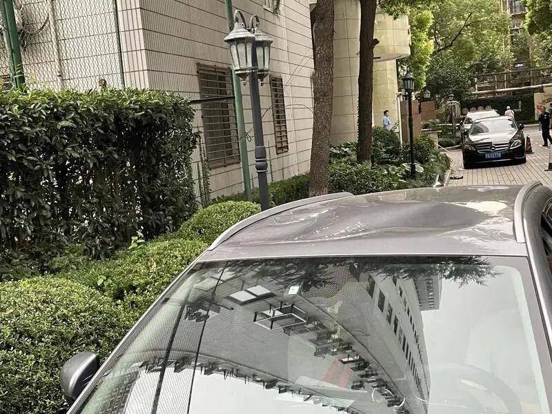 芬兰甲组联赛_太吓人!上海一小区外墙瓷砖从32楼落下芬兰甲组联赛,9辆车被砸得面目全非,居民:不是第一次