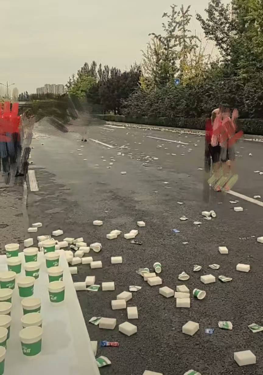 如何加大我的单场单注?_山西太原马拉松部分路段遍地垃圾如何加大我的单场单注?,回应:4万多人参加现场有收集点,比赛完将马上清理