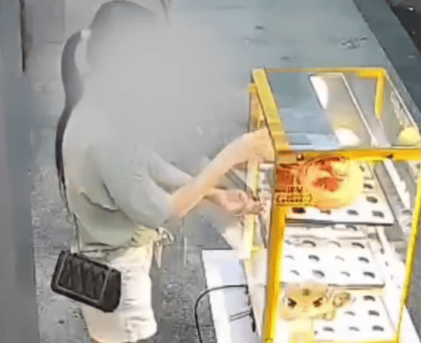 综合过关2串1 和 3串1有什么区别?_女子连续偷吃5个蛋挞转身就走综合过关2串1 和 3串1有什么区别?,网友吐槽:是有多饿