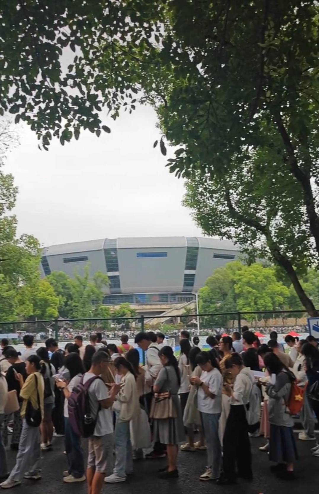 足球管理平台出租_成都市在西南大学招聘数百名教师足球管理平台出租,考生跑步进场引热议,校方:活动时间短,多面会匆忙