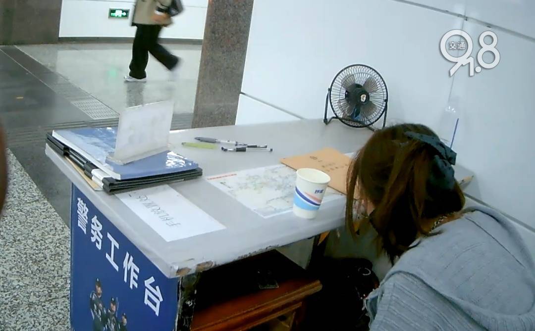 皇冠信用网开户
_杭州地铁内皇冠信用网开户
,女乘客突然崩溃大哭!紧接着……这一幕被拍下