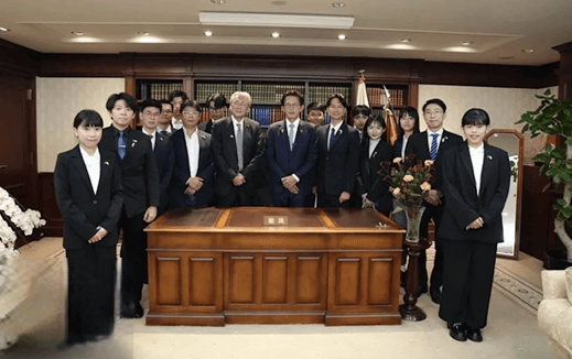 皇冠信用网怎么代理
_与高市早苗办公桌合影皇冠信用网怎么代理
，台政客被群嘲